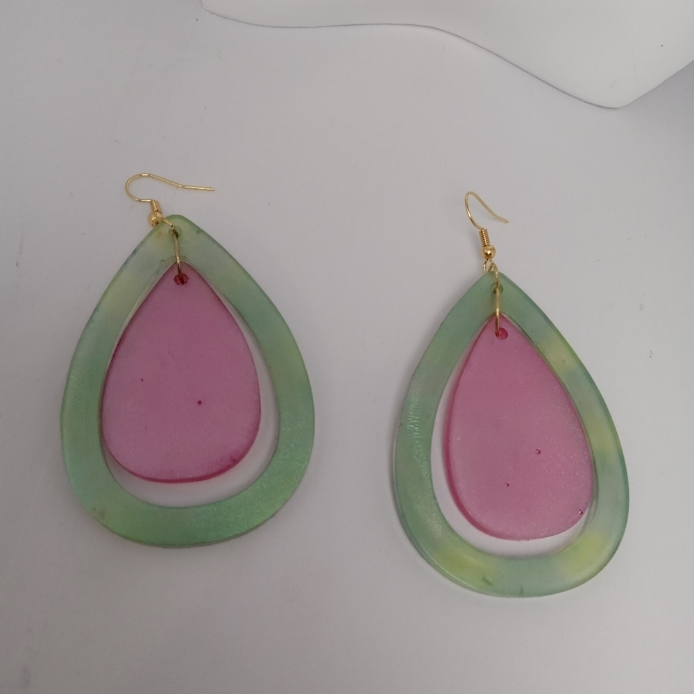 Pink and green resin earrings - Picture 5 of 5